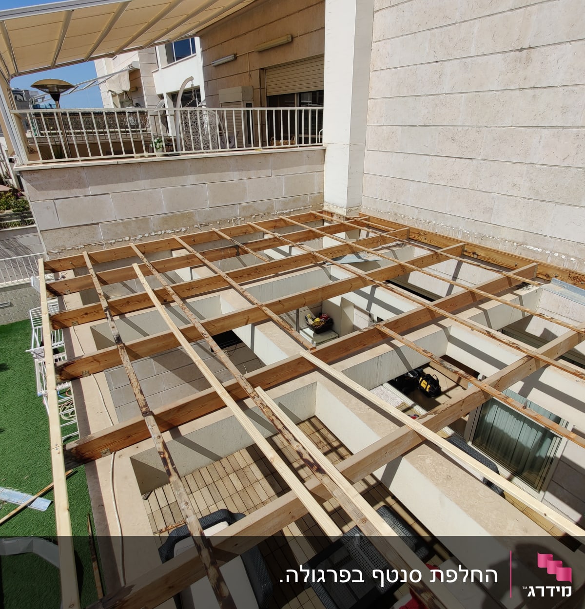 מבנה עץ בבנייה על גג עם קורות עץ